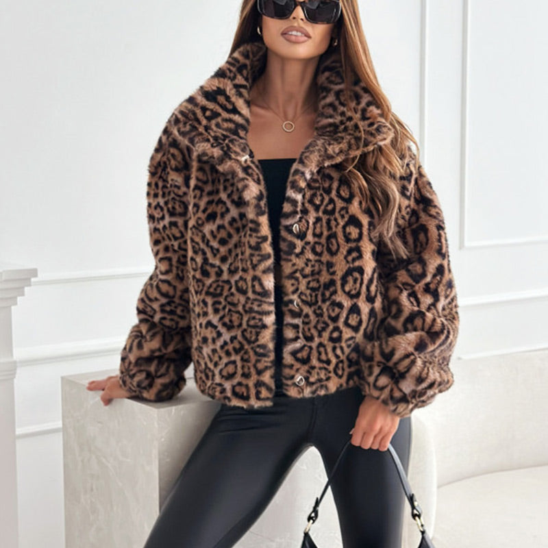 Fluffy kort jakke til kvinder med leopardprint