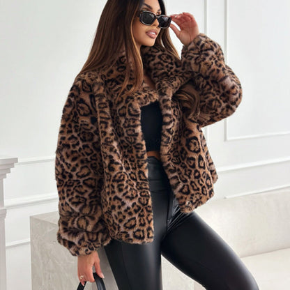 Fluffy kort jakke til kvinder med leopardprint