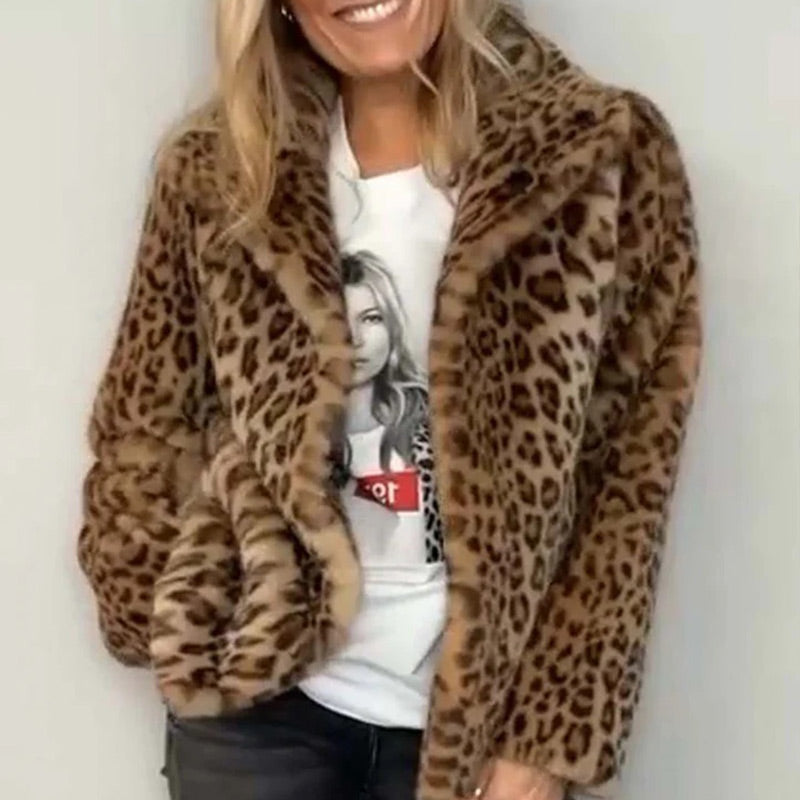 Fluffy kort jakke til kvinder med leopardprint