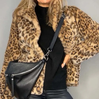 Fluffy kort jakke til kvinder med leopardprint